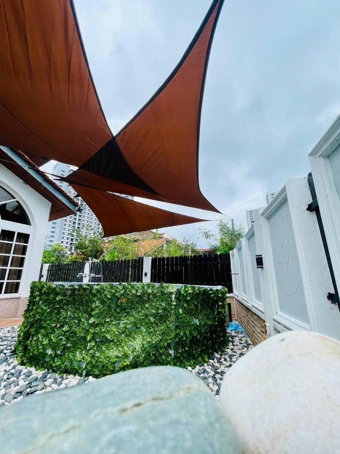 Trendy Family Getaway By Stayco - Mini-Pool, Outdoor Cinema, Air Loft, Ps4, Ktv - Just 2 Mins To Beach! Batu Feringgi Bagian luar foto